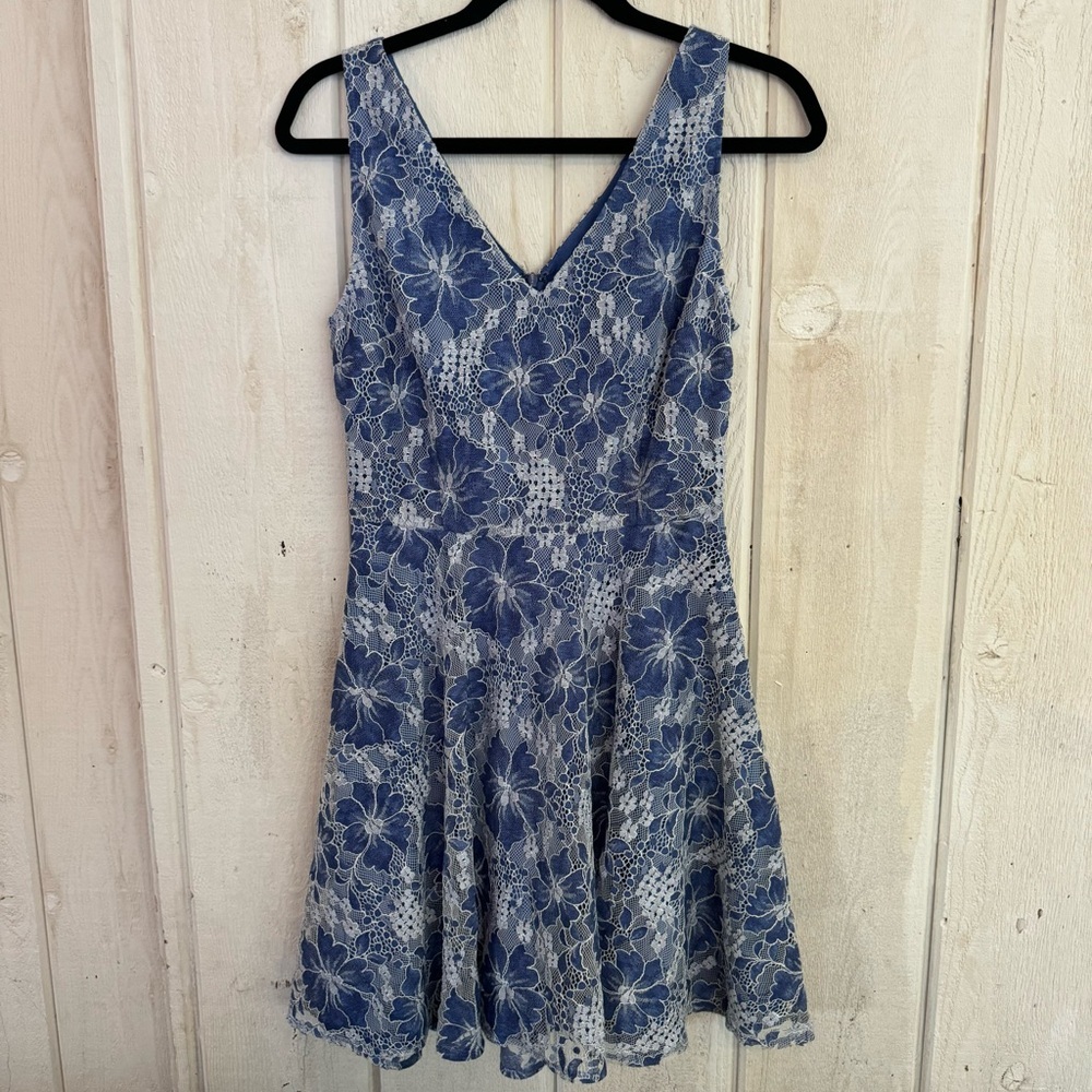 BB Dakota Size 2 V-Neck Blue Lace Dress